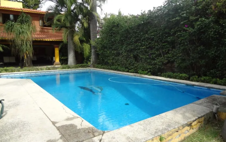 Casa con jardín y alberca en Fraccionamiento las Fincas, Jiutepec