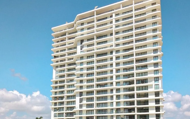 Venta de Departamento en Puerto Cancún, entrega inmediata