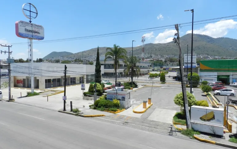 PLAZA COMERCIAL CON AMPLIO TERRENO EN VENTA