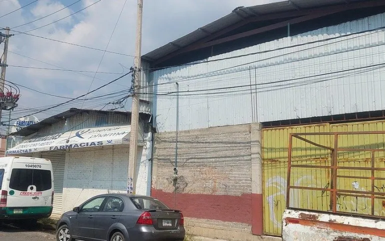 Se VENDE bodega de 387 m2 de terreno, con 4 locales y un departamento