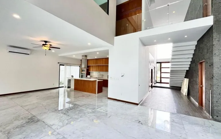 BELLÍSIMA CASA EN LAGOS DEL SOL