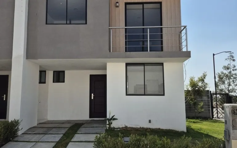 Casa en Venta con terreno excedente en Privada San Luis II, Mineral de la Ref