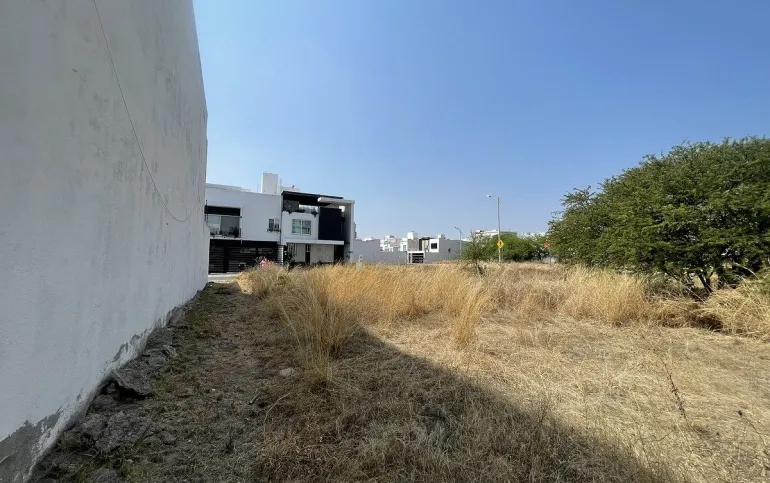 Terreno en venta en calle tranquila, Valle de Juriquilla II, Querétaro