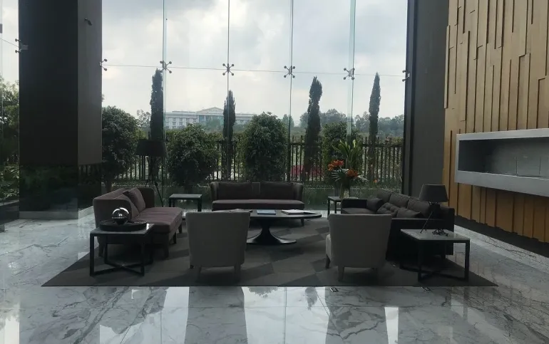 * DEPARTAMENTO FRENTE A LA MEXICANA, CON BALCÓN.