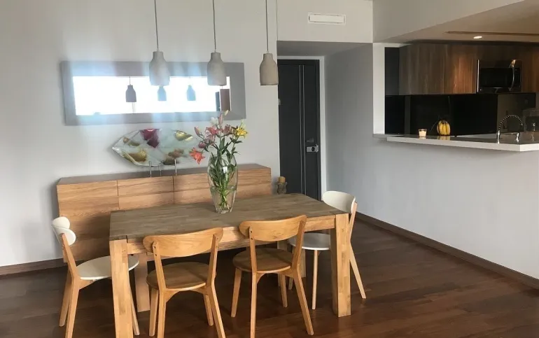 * DEPARTAMENTO FRENTE A LA MEXICANA, CON BALCÓN.