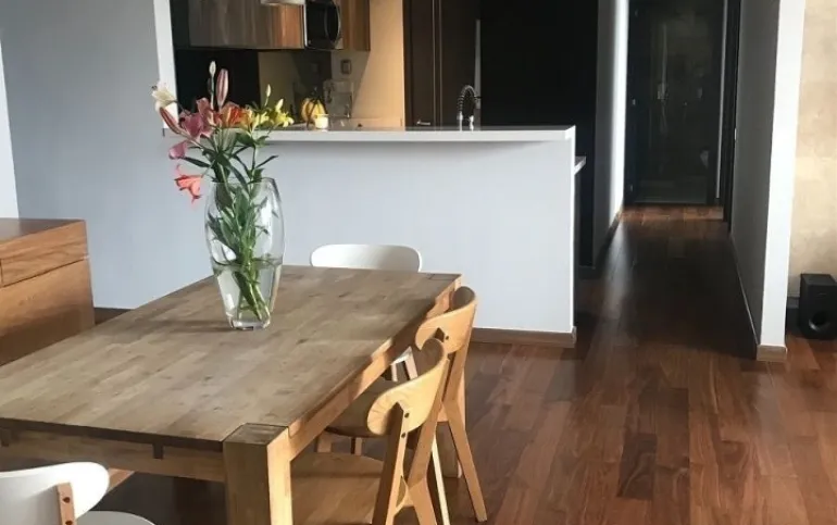 * DEPARTAMENTO FRENTE A LA MEXICANA, CON BALCÓN.