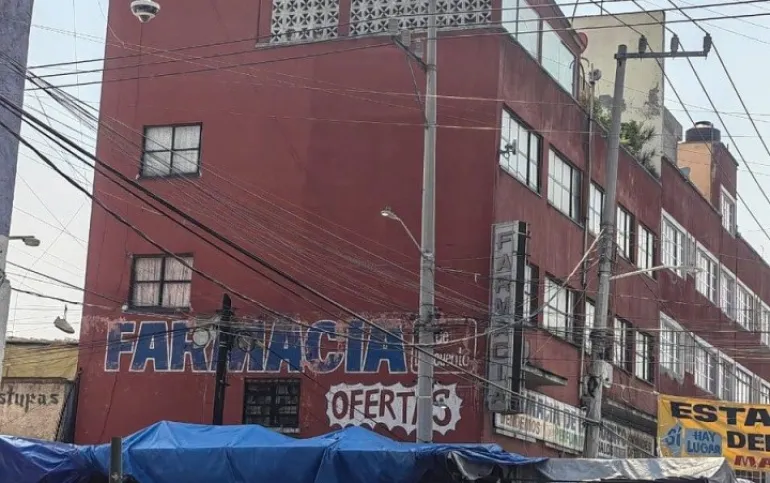 Edificio de 3 departamentos con local comercial en PB en esquina