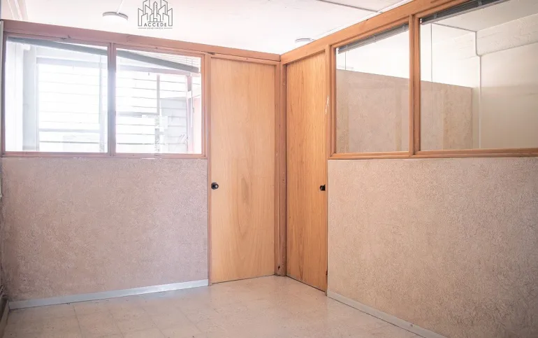 ¿Buscas oficina con baño propio y gran ubicación? Local de 75m2 en Nauc. Centro