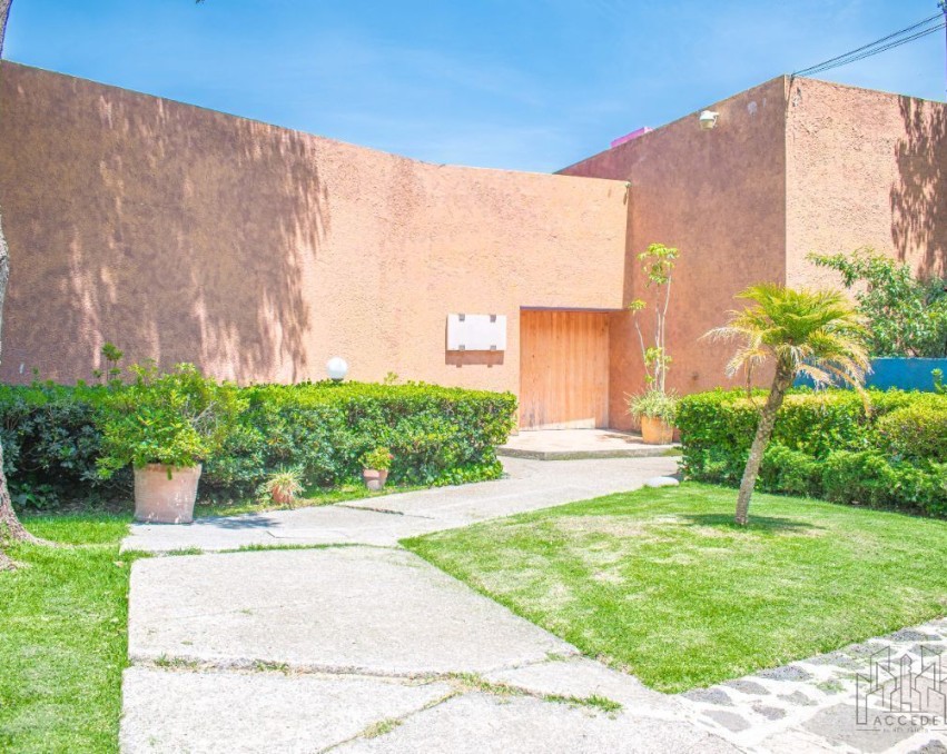 Casa de excelente diseño con un enorme jardín