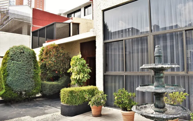 Casa amplia y luminosa en lo más seguro de Paseo de Las Lomas