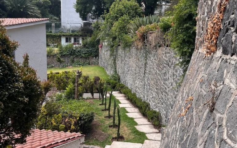 Hermosa casa rodeada de jardin