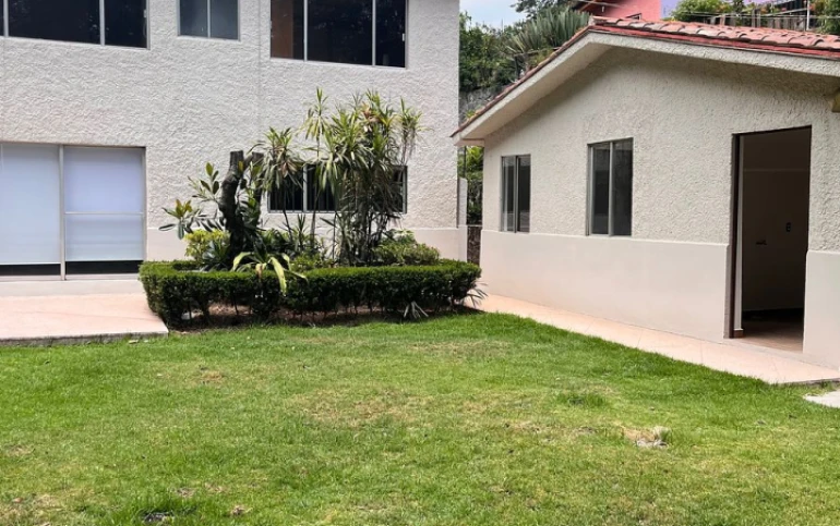 Hermosa casa rodeada de jardin