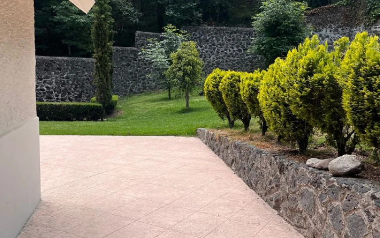 Hermosa casa rodeada de jardin
