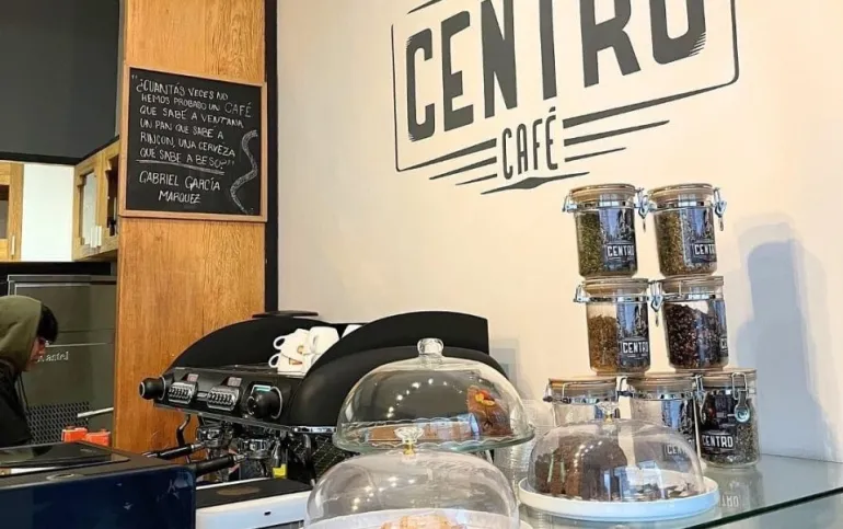 Se renta local para cafetería enfrente de parque España