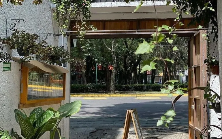 Se renta local para cafetería enfrente de parque España